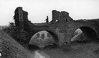 Czersk - Most nad fos zamku w Czersku na zdjciu z lat 1939-45