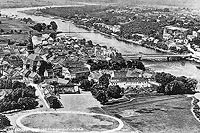 Krosno Odrzaskie - Krosno Odrzaskie z zamkiem na pierwszym planie na zdjciu z 1931 roku