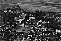 Ujazd - Ujazd z zamkiem na zdjciu lotniczym z lat 30. XX wieku